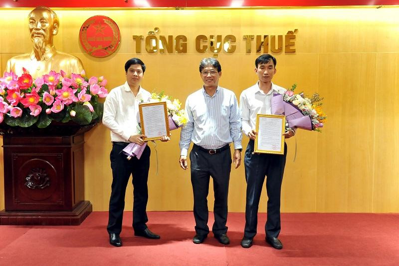 Phó Tổng cục trưởng Đặng Ngọc Minh trao quyết định cho các ông Nguyễn Xuân Thành và ông Nguyễn Nam Hải. Ảnh: GDT