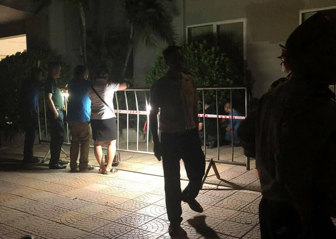 Hiện trường bé gái 4 tuổi rơi từ tầng 12 chung cư xuống đất. Ảnh: DSVN