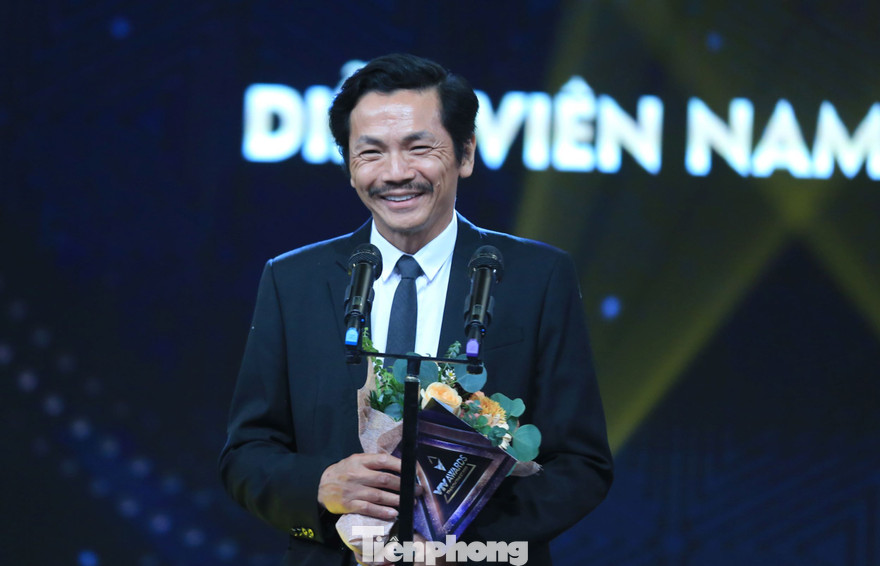 Phút giây khá bối rối sau khi lên sân khấu nhận giải Nam diễn viên ấn tượng của NSND Trung Anh