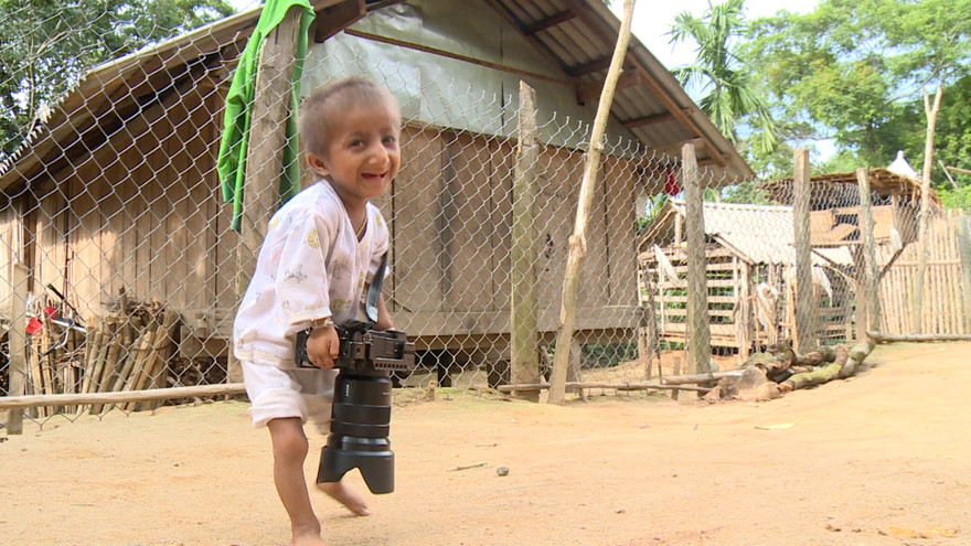 VTV đặc biệt về cậu bé tí hon K'Rể. Ảnh: ĐLPCC