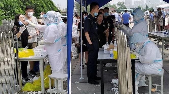 Lấy mẫu xét nghiệm COVID-19 ở TP Đại Liên, Trung Quốc. (Ảnh: Reuters)