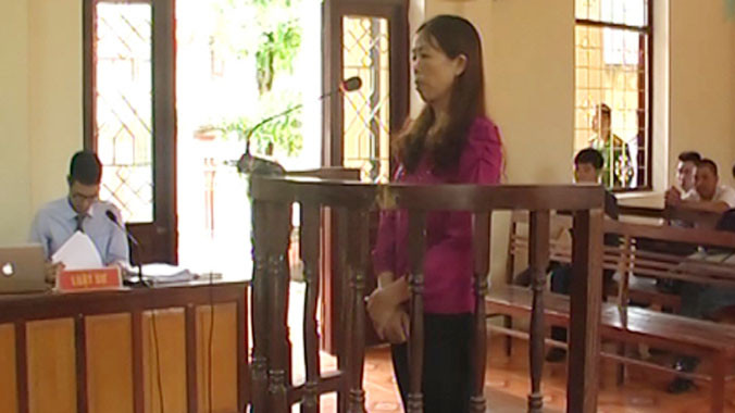 Bị cáo Mai ra tòa lĩnh án. Ảnh: Minh Huệ.