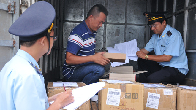 Lực lượng Hải quan Long An kiểm tra thực tế một lô hàng nhập khẩu. Ảnh: Tuấn Nguyễn