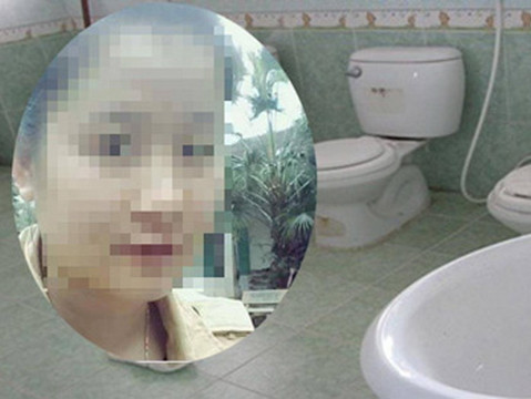 Không phải đồ chơi, cô giáo bỏ quên bé gái trong nhà vệ sinh