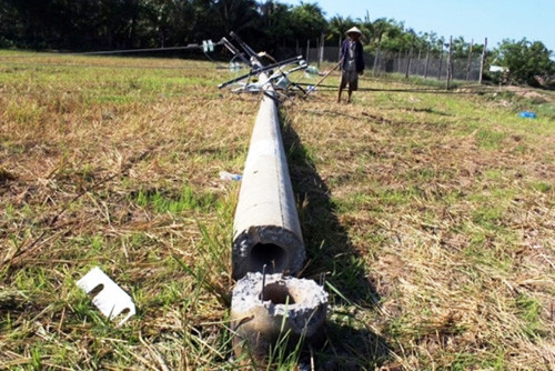 Trụ điện “đứt đôi” đổ sập khi công nhân trèo lên sửa chữa, 1 người tử vong