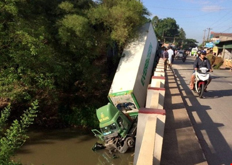 Chiếc xe container đâm sập lan can cầu rồi rơi xuống sông. Ảnh: CTV 