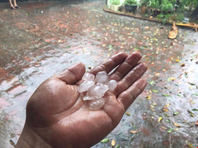 Mưa đá hiếm gặp bất ngờ đổ sầm sập xuống Hà Nội