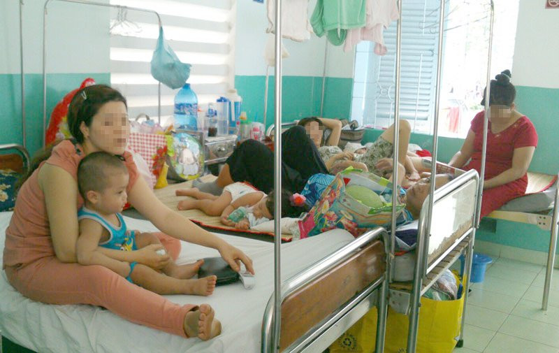 Nhiều gia đình bệnh nhi tại TP.HCM lao đao khi BHYT không chi trả cho 2 loại thuốc. Ảnh minh họa