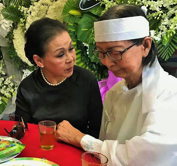 Khánh Ly nghẹn ngào đến viếng nhạc sĩ Nguyễn Văn Đông