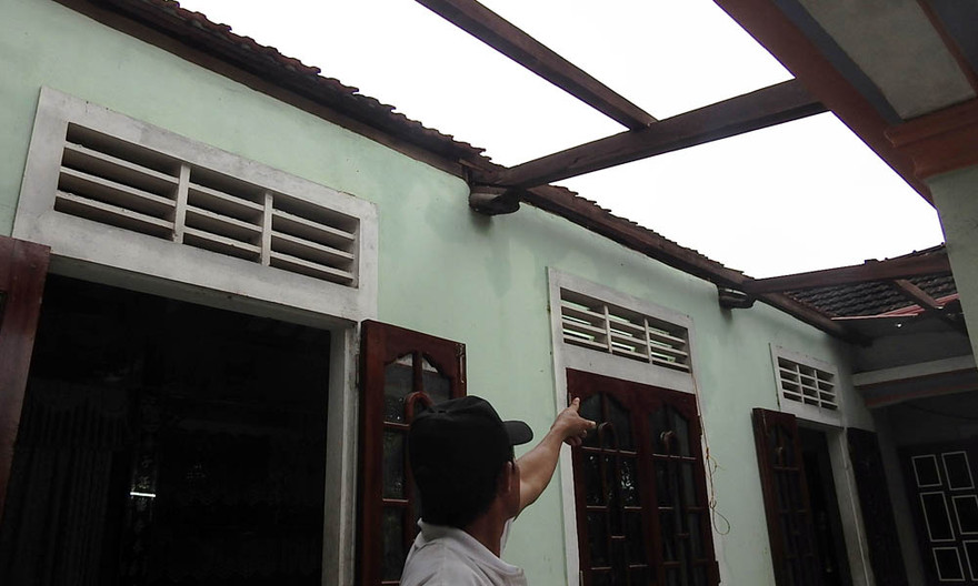 Lốc xoáy dữ dội ở Quảng Trị, hàng chục nhà dân tốc mái