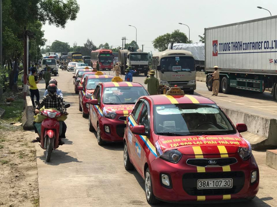 Hơn 100 xe ô tô của người dân TX Kỳ Anh tập trung tại Trạm thu phí cầu Rác để phản đối việc thu phí. 