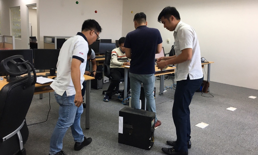 Công an tiến hành khám xét nơi ở và công ty của Nguyễn Thị Khéo. Ảnh: Việt Văn.