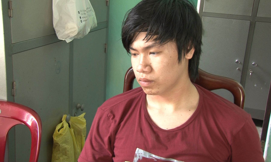 Một trong hai tên cướp bịt mặt bị công an tóm gọn ngay sau khi gây án.