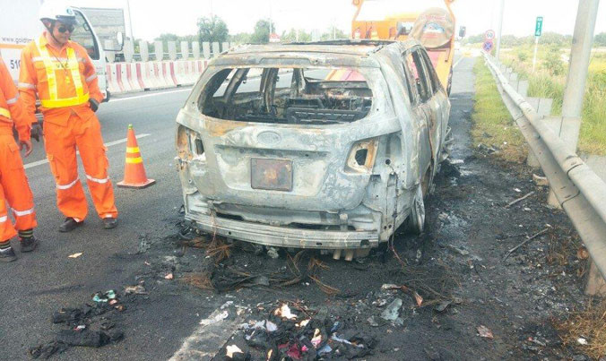 Chiếc ô tô 7 chỗ cháy trơ khung sắt.