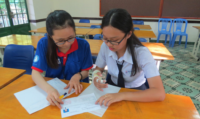 Do bị gãy tay, Vy phải nhờ Ngọc làm “thư ký” chép bài trong kỳ thi THPT Quốc gia 2016.