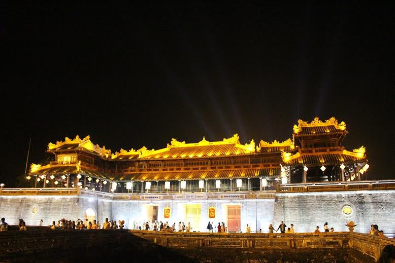 Đại nội Huế lung linh sắc màu về đêm.
