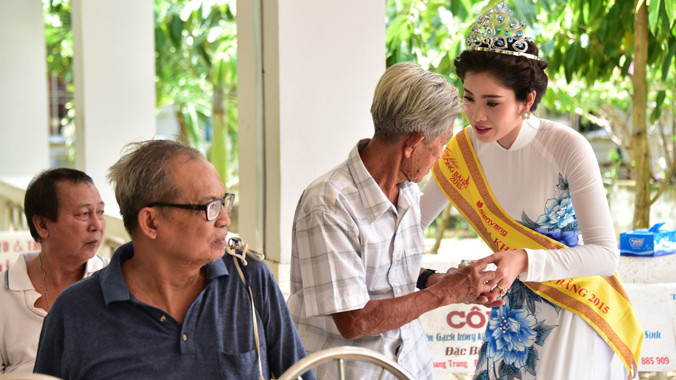 Nam Em thăm hỏi người già.