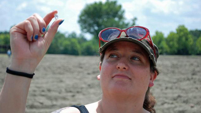 Bobbie Oskarson và viên kim cương đào được. Ảnh: New York Daily News.