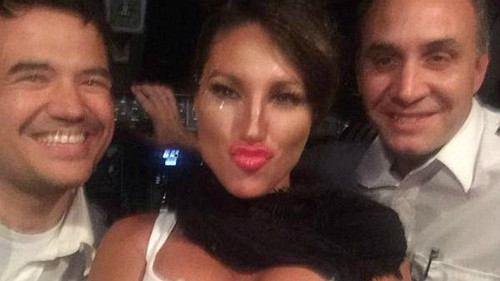 Một trong vài bức ảnh chụp cùng phi công trong buồng lái của nữ người mẫu đăng tải trên trang Twitter. Ảnh: Twitter