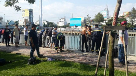 Lực lượng CA phường Đa Kao Q.1 và lực lượng cứu hộ tập trung vớt xác người thanh niên