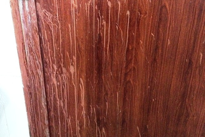 Cửa nhà vệ sinh còn dính a xít khi hung thủ ra tay