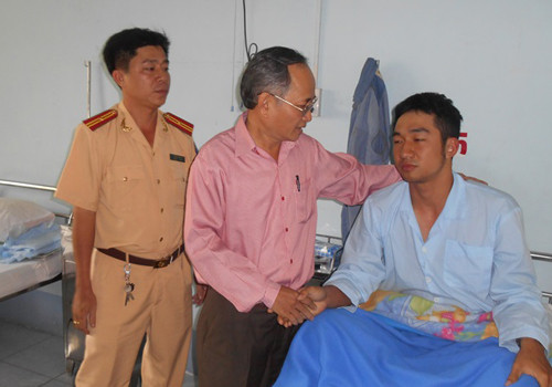 Đại diện công an quận 6 đến thăm hỏi thượng sĩ Đạt. Ảnh: C.A