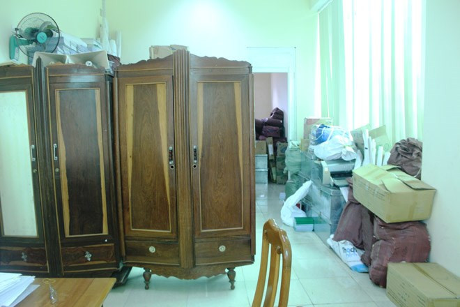 Két sắt chứa tiền ở phòng Kho quỹ có đến hai cánh cửa, đều bị kẻ trộm bẻ khóa một cách rất tinh vi. Ảnh: Báo Lao Động