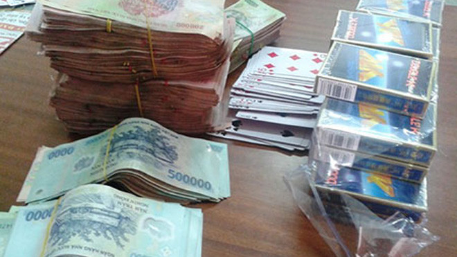 Tang vật thu được khi đột nhập vây bắt sới bạc. Ảnh: Phạm Hòa