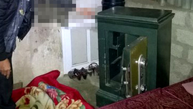 Chiếc két bị kẻ gian đục, cạy tung