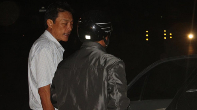 Vị TTGT sau đó buộc phải ký vào biên bản, thừa nhận vi phạm