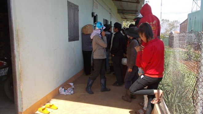 Nhiều người dân hiếu kỳ đến phòng trọ nơi phát hiện thi thể anh Khoa