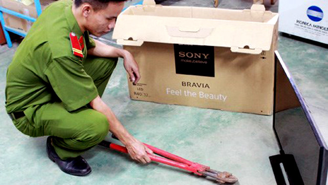 Công an thu giữ tang vật vụ trộm