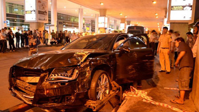 Hiện trường xe Audi đón Hồ Ngọc Hà 'đại náo' sân bay