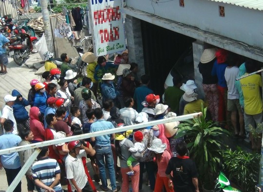 Người dân vây kín bên ngoài cửa nhà nghỉ để theo dõi vụ việc