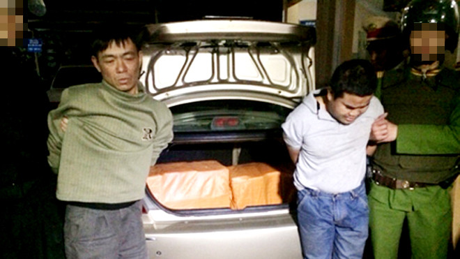 Hai nghi can cùng chiếc xe chở tang vật