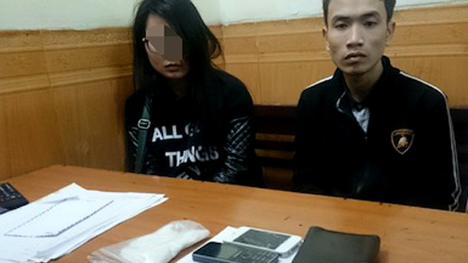 Đôi nam nữ cùng tang vật tại cơ quan công an. Ảnh: Sơn Dương