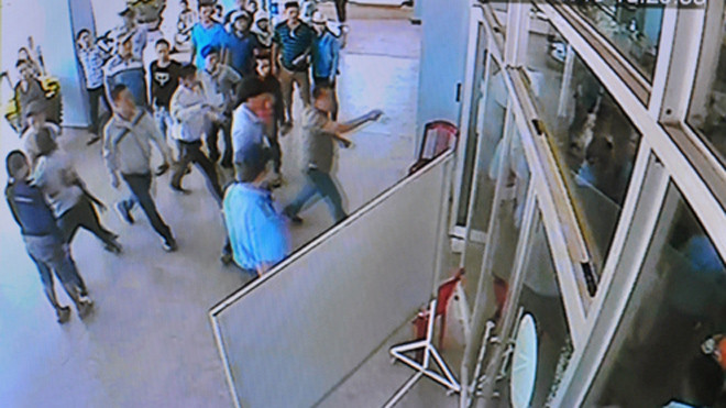 Hệ thống camera của Bệnh viện đa khoa Quảng Ngãi ghi lại một số thân nhân gia đình ông Ngãi tấn công, đánh nhân viên bảo vệ bị thương chiều nay. Ảnh từ clip