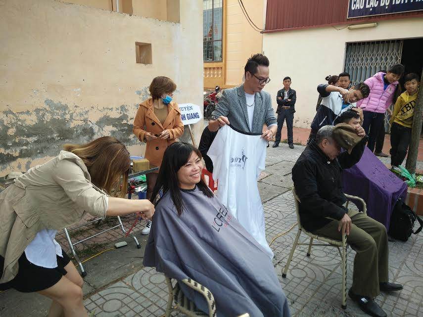 Các vận động viên khuyết tật được cắt tóc miễn phí.