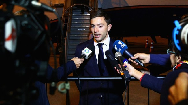 Tiền vệ Tommy Oar trả lời báo chí khi vừa đặt chân xuống sân bay.