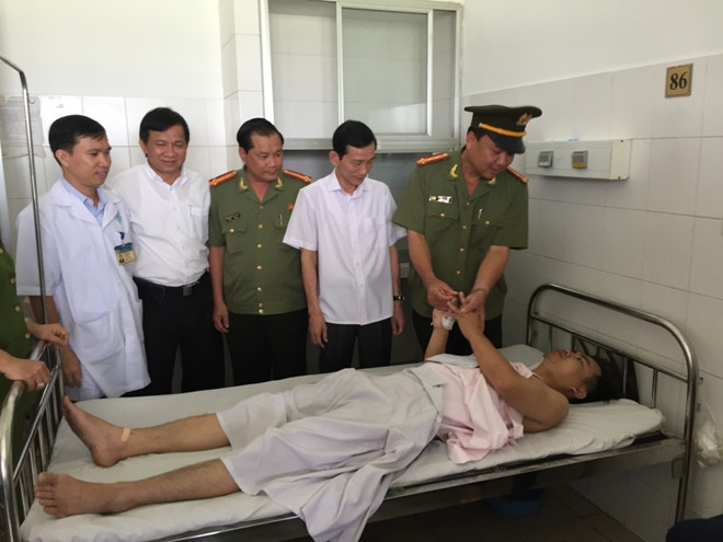 Lãnh đạo UBND và CA thành phố Cần Thơ đến thăm hỏi sức khoẻ thượng uý Dũng