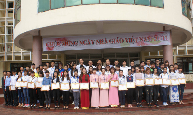Tuyên dương 8 tập thể và 82 cá nhân tiêu biểu năm học 2015 – 2016