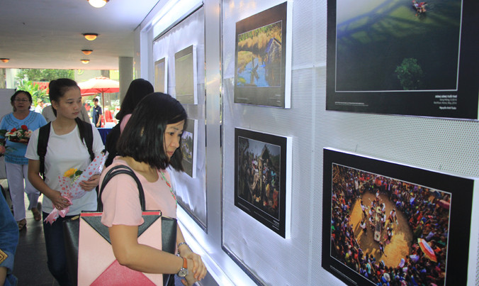 Độc giả tham quan triển lãm ảnh.