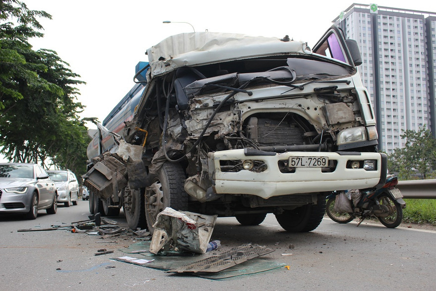 Chiếc xe bồn nát đầu sau tai nạn.