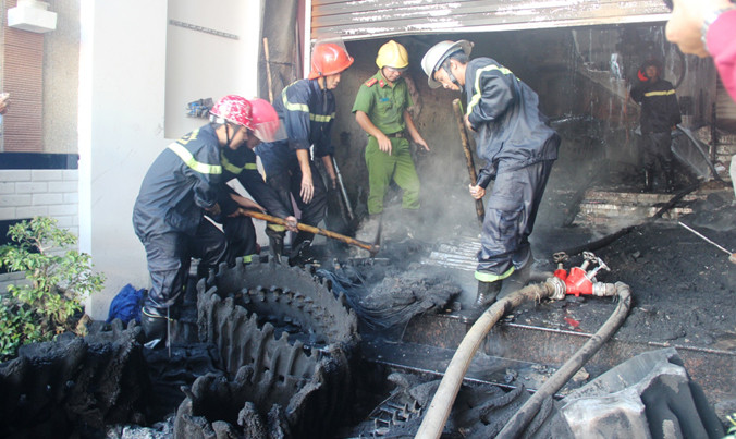 Lực lượng cảnh sát PCCC nỗ lực dập tắt đám cháy tại ngôi nhà vắng chủ.