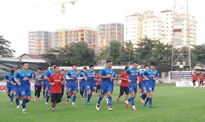 Vào 17h hôm nay, tuyển Việt Nam đã có buổi tập đầu tiên sau khi đặt chân tới Yangon, Myanmar. 