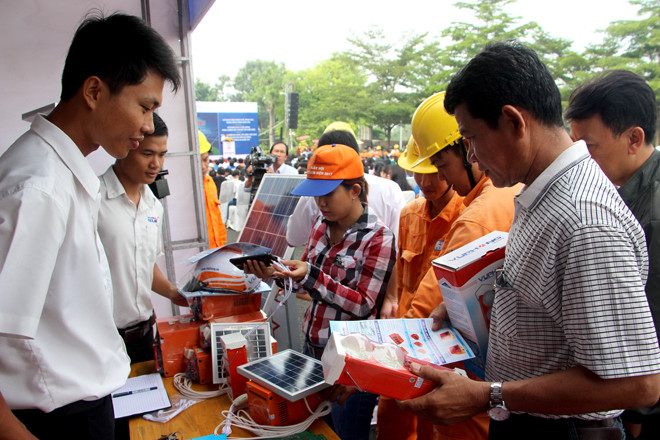 Trưng bày, giới thiệu các sản phẩm tiết kiệm điện trong công nghiệp và dân dụng.