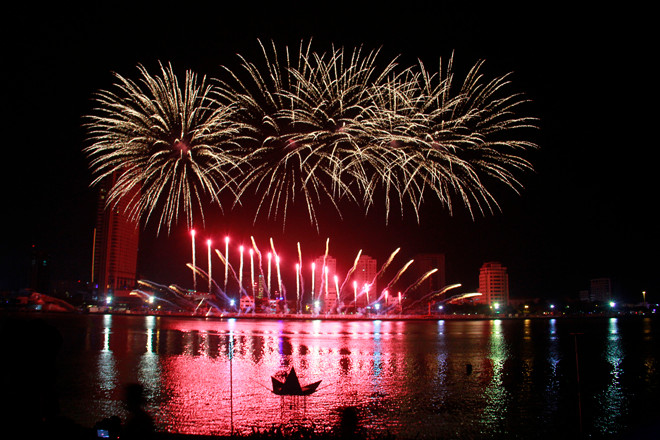 ‘Vũ trụ rực rỡ” của đội Nhật Bản trên bầu trời Đà Nẵng