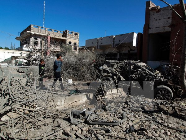 Cảnh đổ nát sau cuộc không kích tại thủ đô Sanaa của Yemen. (Nguồn: AFP/TTXVN)