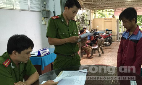 Huỳnh Văn Phương tại cơ quan công an