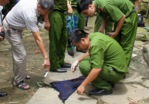 Chiếc khăn của nạn nhân nữ với nhiều vết máu, cách nơi tử vong vài mét. Ảnh: Sơn Dương